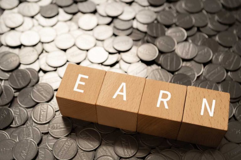 6 Best Ways to Earn Interest On Your Money (2023)