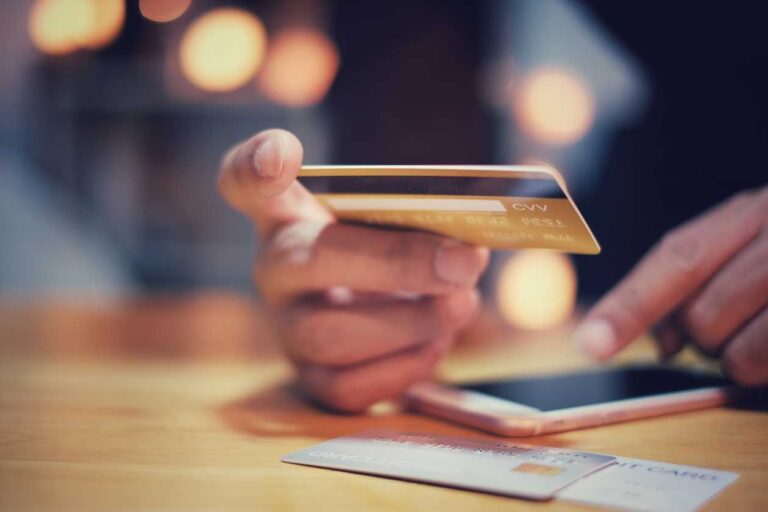 What Is A Grace Period On A Credit Card (& How It Works)