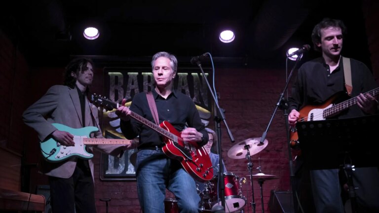 The most rocking Blinken performs a Neil Young song guitar in hand in a bar in kyiv to support Ukraine