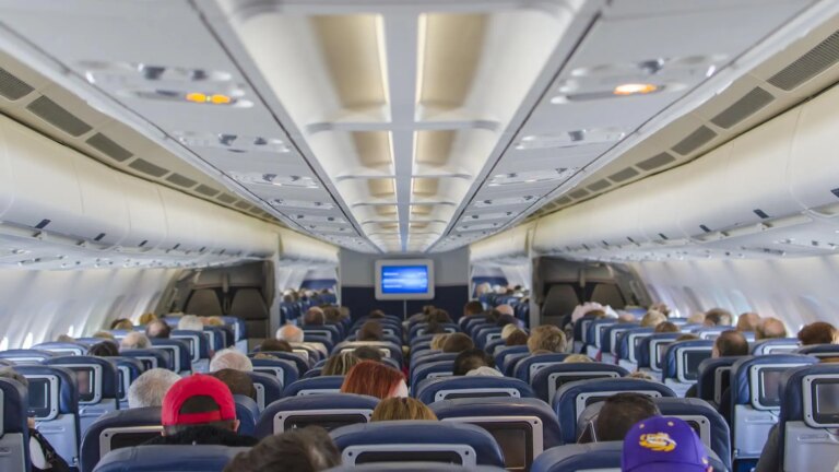 The Government sanctions four low-cost airlines with 150 million for charging for hand luggage