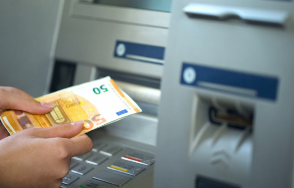 the best cards to use abroad without putting your savings at risk
