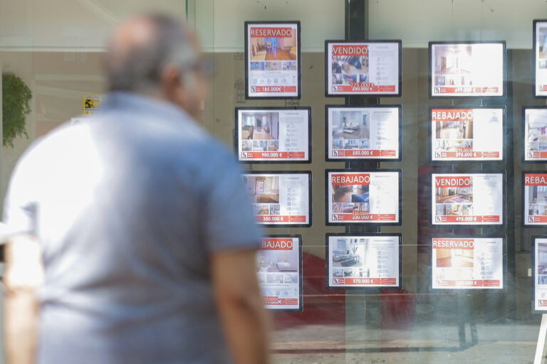 UGT denounces that salaries should be duplicated in sectors such as hospitality and commerce to pay a home