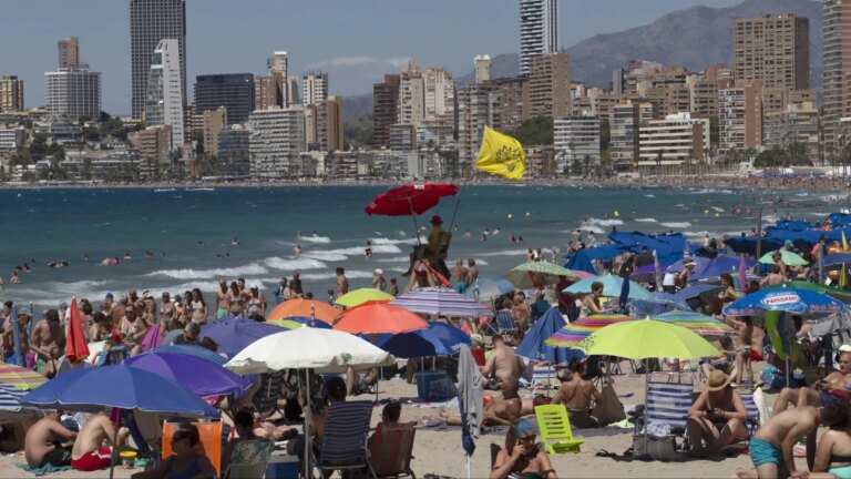 Hoteliers face the summer with 50% reserves optimism for July and ask for more “control” of tourist floors