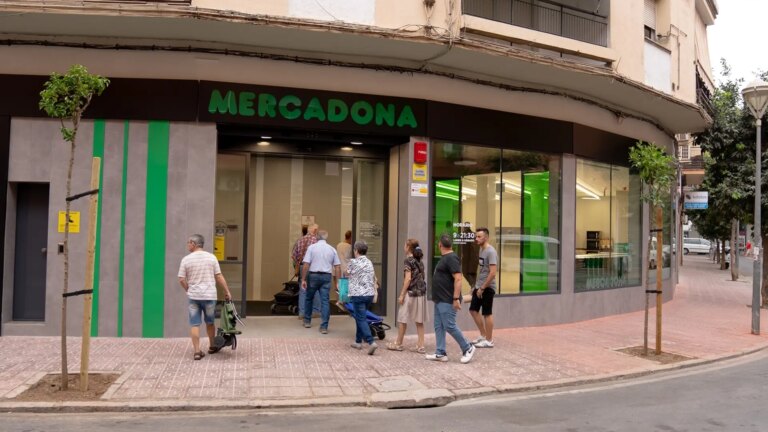 How can I request a VAT refund at Mercadona and who has the right to do so
