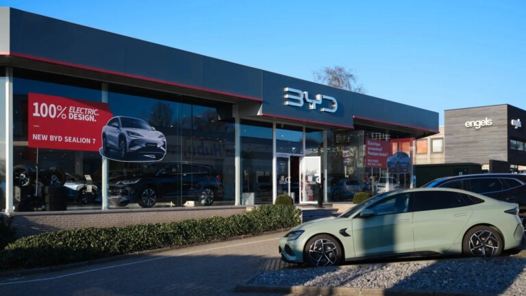 The Chinese giant BYD considers building its third European factory in Spain