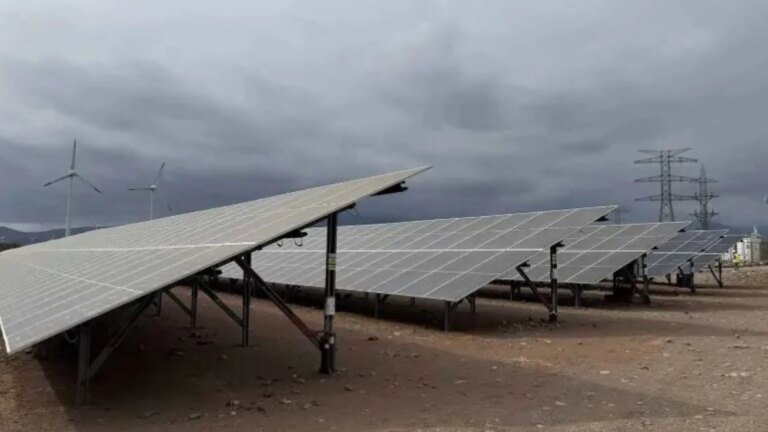 Endesa inaugurates its first solar plant in Spain hybridized with a lithium battery system
