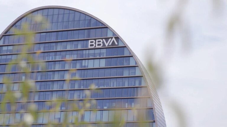 BBVA and Sabadell await the result of the takeover bid with doubts about the institutional vote