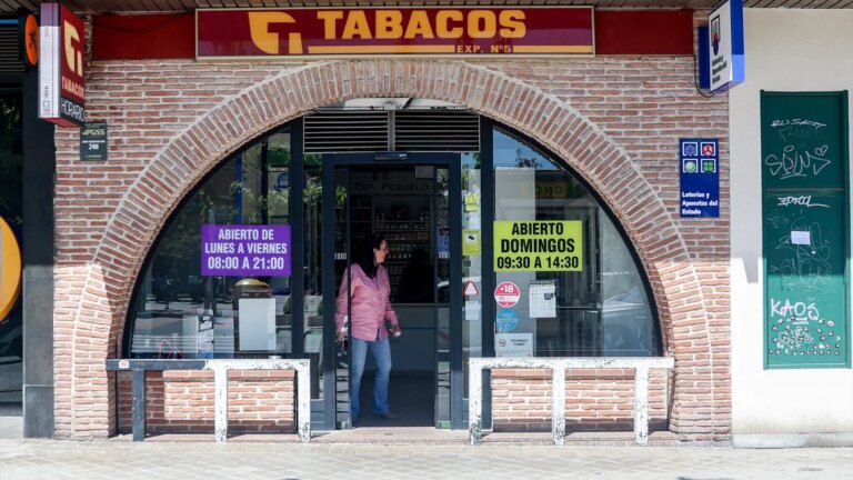 Tobacconists can be integrated into the Post Office network to send and deliver packages