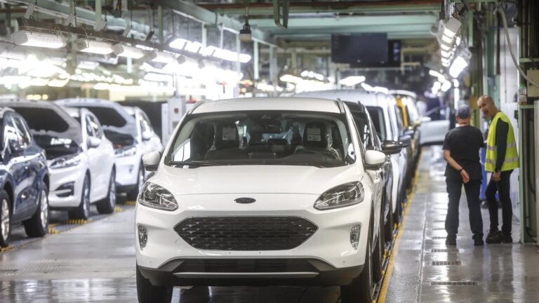 The production of cars ‘made in Spain’ corrects its decline in September with the best record of the year