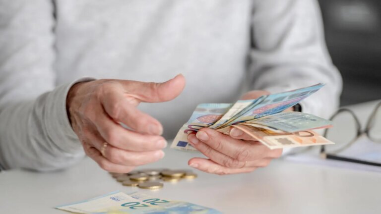 How much money is it advisable to spend per year during retirement? The formula experts use
