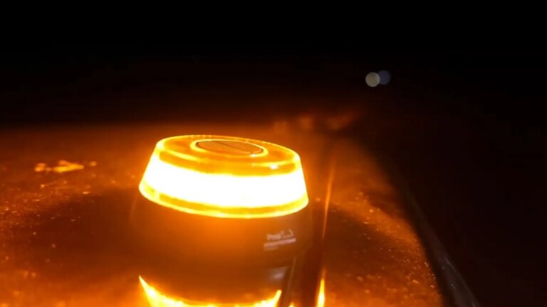 Correos sells the DGT V16 beacons that will be mandatory in 2026: this is their price