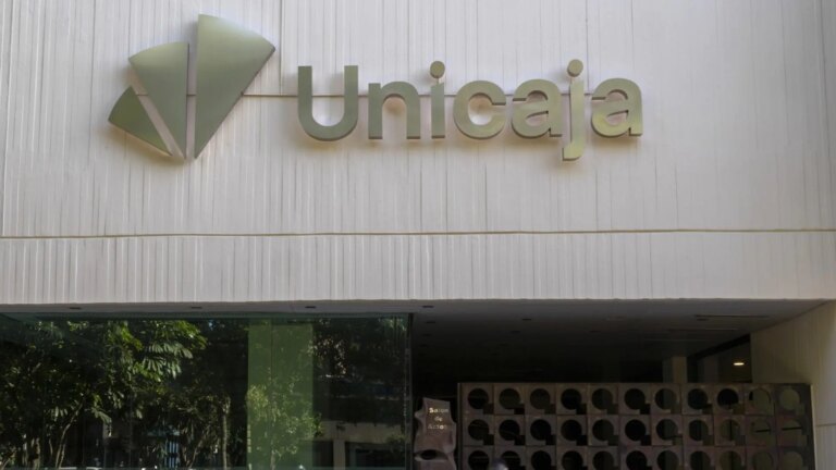 Unicaja offers up to 450 euros for direct deposit of payroll, pension or self-employed quota