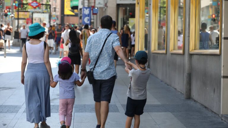 What is known about the universal benefit of 200 euros per month for families with children under 18 years of age