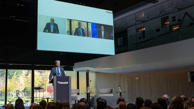 González-Bueno defends before more than 1,500 managers that Sabadell “is prepared” to grow and be more profitable