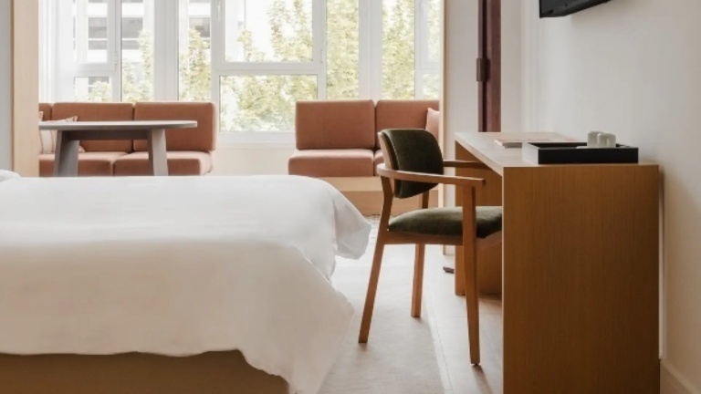 Hotel company Sonder will file for bankruptcy after breaking relations with Marriott and guests complain about the cancellation of their reservations