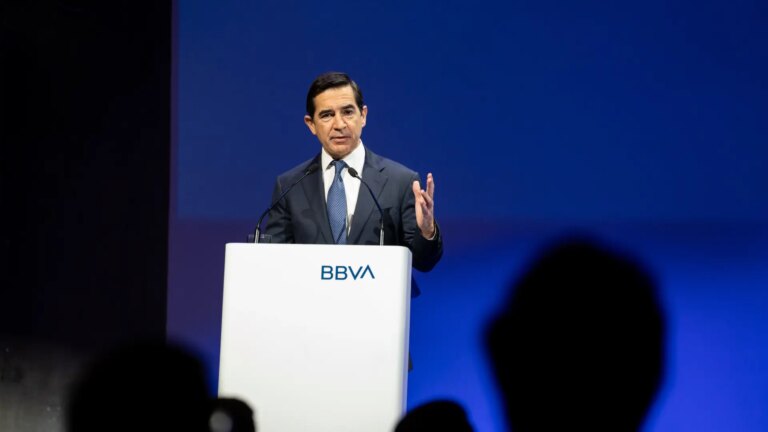 “Spanish citizens finance themselves cheaper than the State”