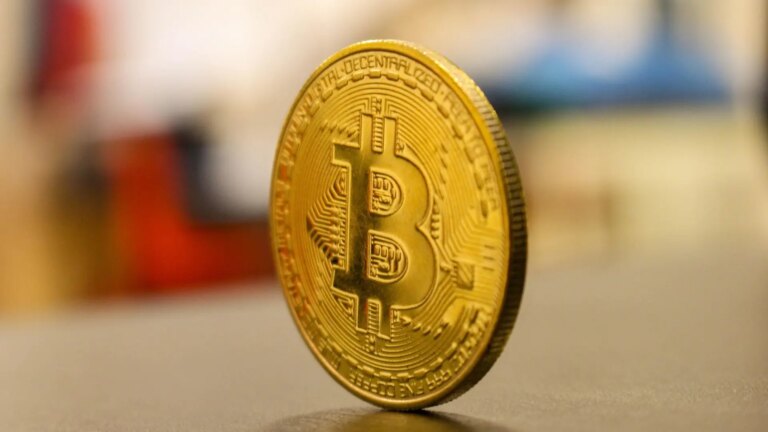 CaixaBank offers its clients two financial instruments that replicate the performance of bitcoin
