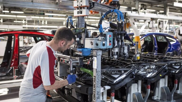 Car manufacturers anticipate a weaker year than 2024 after registering a new ‘puncture’ in October