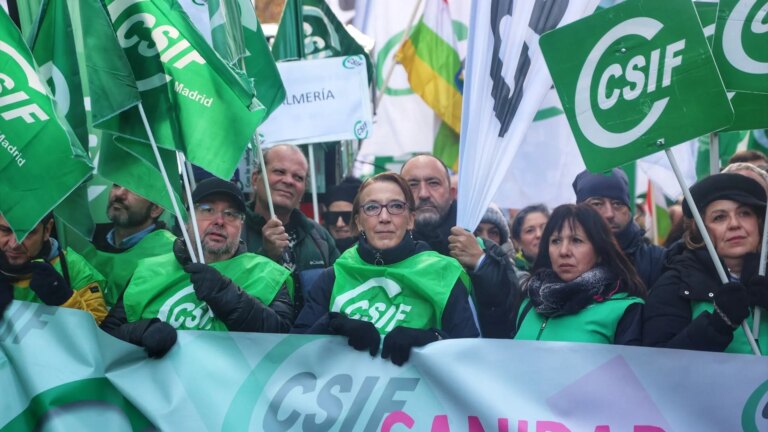 The Government improves its offer of a salary increase to civil servants to 11%, but the unions reject it again