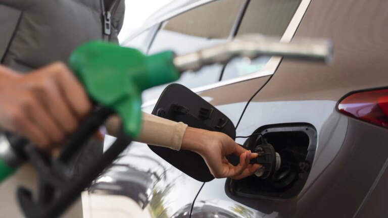 The price of gasoline drops 1.3% and hits its annual minimum in the middle of the Christmas holidays