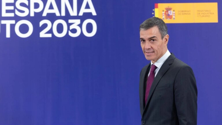 Sánchez announces a plan with 400 million euros to aid the purchase of electric cars and 300 million for charging points