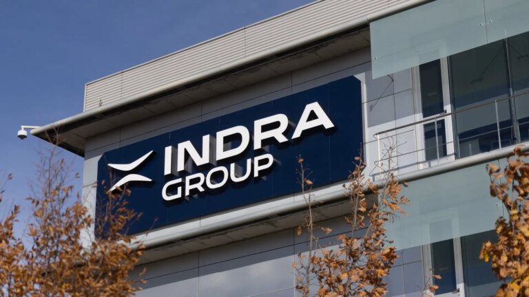 The Government authorizes the purchase of 89.68% of Hispasat by Indra for 725 million