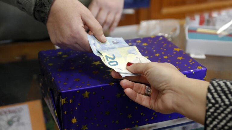 Andrea Morales, personal finance expert, reveals the keys to saving at Christmas: "Separate the extra pay as soon as you collect it"