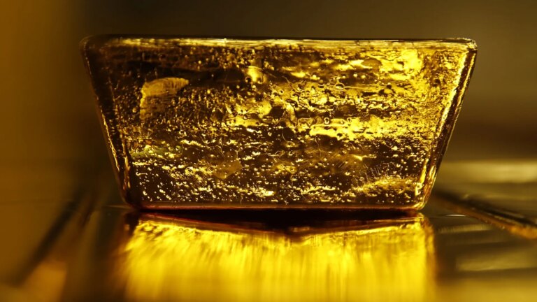 The price of gold breaks all records and exceeds $4,500 for the first time in its history