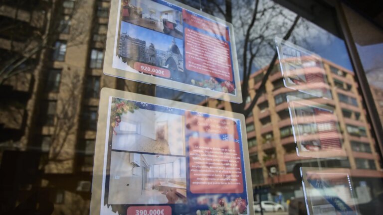 The purchase of homes as an investment fuels the signing of mortgages while the average payment exceeds 40% of the salary of young people