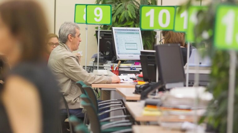 The Government will reduce the working day to 35 hours for central administration officials starting in February