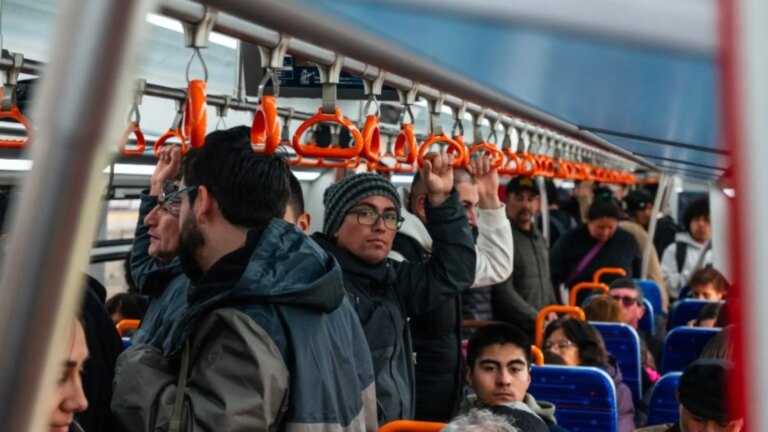 Will we buy tickets to travel standing on the train in 2026? Renfe prepares a pilot for short Medium Distance journeys