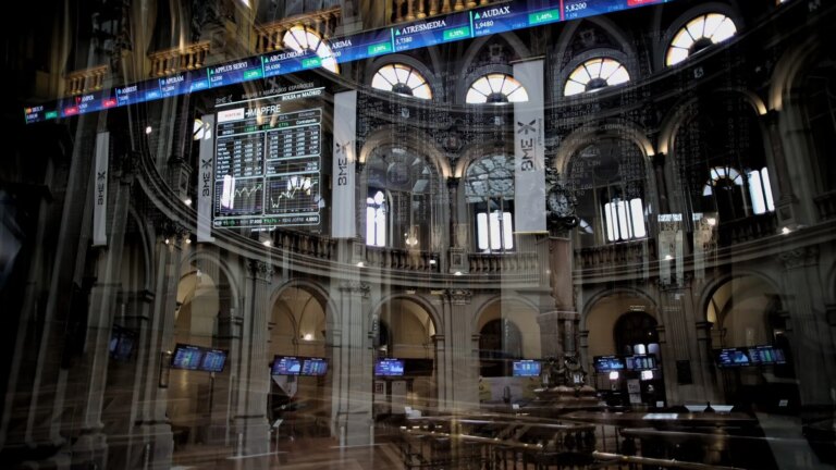 The Ibex 35 opens the year with a rise of 1% and a new historical maximum at the edge of 17,500 points