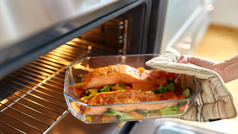 Do you cook a lot in the oven? This is how much it costs you to use it every year