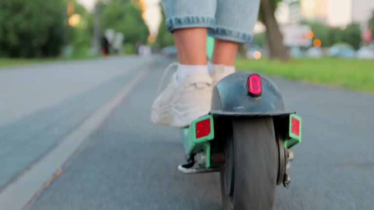 The delay in mandatory insurance for electric scooters keeps companies and consumers in legal limbo