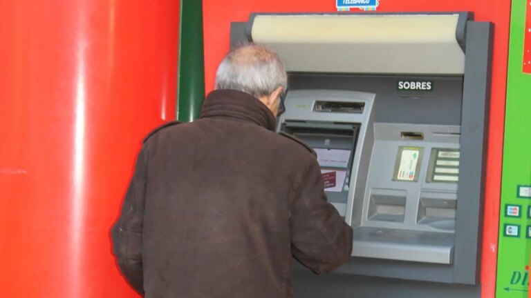 This is how ATM scams work to deceive older people and empty their accounts