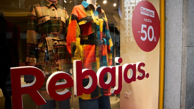What experts advise to take advantage of discounts and avoid wasting money